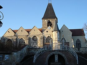 Une vue de la face avec baies gothiques.