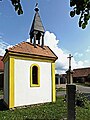 Kaple s dřevěnou zvoničkou