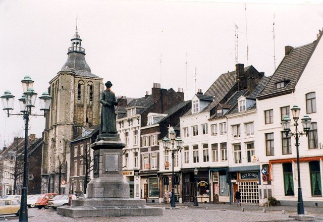 Boschstraat met een standbeeld van Jan Pieter Minckeleers, Maastricht