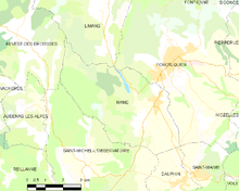 Carte élémentaire montrant les limites de la commune, les communes voisines, les zones de végétation et les routes