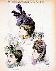 Planche illustrant les créations de la modiste parisienne Émilie Carlier, parue en 1897 dans la revue new-yorkaise Millinery Trade Review. Les modèles sont des actrices du Théâtre du Gymnase.