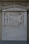 Monument aux morts sur le mur de l'hôtel communal par Alphonse Darville en 1926.