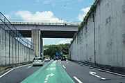 出口ランプから国道302号を望む。名二環・伊勢湾岸自動車道豊田方面は中央の車線を通る