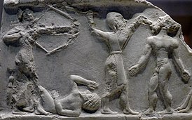 Римуш участвует в избиении пленных. Фрагмент стелы Римуша, обнаруженный Э. де Сарзеком в Телло. Лувр