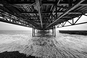 Vue sous la jetée de Brighton (Sussex de l'Est, Angleterre). (définition réelle 6 016 × 4 016)