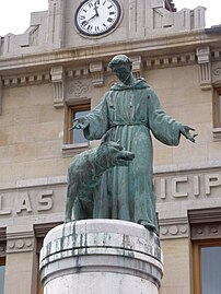 Monumento a San Francisco, al fondo las Escuelas Municipales