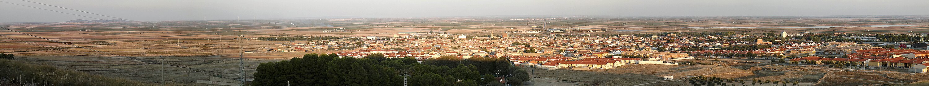 Panorámica de Villacañas dende la Sierra del Romeral. Puede apreciase la llanura manchega ente Villacañas y La Villa de Don Fadrique (centru, al fondu). A la derecha apaez la Llaguna Llarga