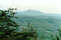 De onderscheidende zadelvorm van Pilot Mountain gezien vanuit het noorden