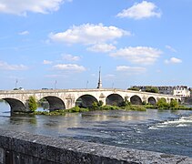Le pont vu depuis le centre-ville de Blois (rive droite).