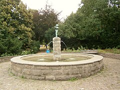 Brunnen Knabe mit Fisch an der Südwestecke Greifswalder Straße