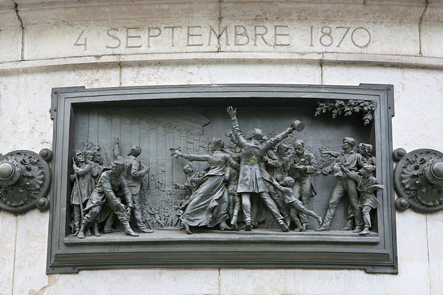 haut-relief en bronze montrant la foule devant un bâtiment