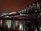 A Szent Lőrinc-folyón átívelő Quebec Bridge éjszaka (Kanada, Québec)