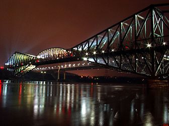 Le Pont de Québec de nuit, traversant le fleuve Saint-Laurent. Ce pont est, depuis son ouverture en 1919, le plus grand pont de type cantilever du monde avec une portée de 549 m. (définition réelle 1 024 × 768*)