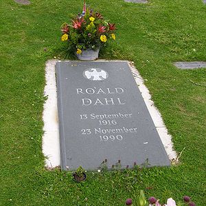 English: The gravestone of author Roald Dahl i...