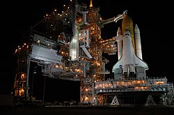 O ônibus espacial Discovery preparado para o seu lançamento na missão STS-114.