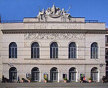 Le Teatro Argentina, du côté ouest de la place.