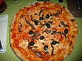 Pizza con anchovas, olivas y taparas.