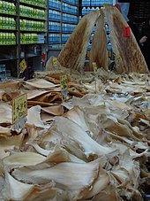 Un étalage débordant d'ailerons dans une boutique taïwanaise.