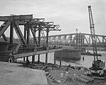 Sloop van de Velserspoorbrug; 1957.