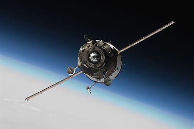 Soyuz TMA-16 sedang mendekati Stasiun Luar Angkasa Internasional.