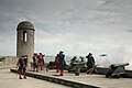 Een re-enactment van Spaanse soldaten die kanonnen afvuren