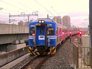 六家駅に入線するEMU600型電車（2014年3月）