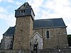Kerk Saints-Hermès-et-Alexandre en de muur rond het kerkhof, twee portalen en hun roosterwerk
