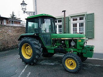 John Deere 2140