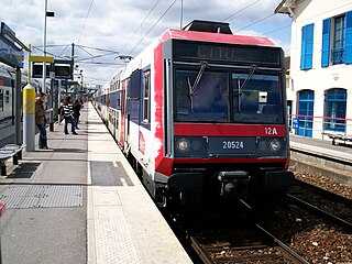 Trem Transilien na plataforma central.