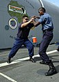 Unterweisung einer internationalen Trainingseinheit an Bord des amphibischen Landungsschiffes der US Navy USS Nashville in Bezug auf Verfahren zur Inspektion, Durchsuchung und Festnahme von Straftätern, Sekondi, 25. Februar 2009, 002