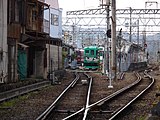 ホーム停車中の列車が伊賀神戸行き、空きホームは伊賀上野行きのりば