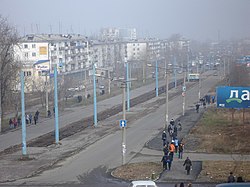 Pohled na ulici s rozestavěnou tramvajovou tratí