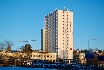 Höghuset i Alvik (1961), det 16 våningar höga huset, idag hotell, och intill höghuset ligger Västerleds församlingshus och där bakom Sankt Ansgars kyrka.