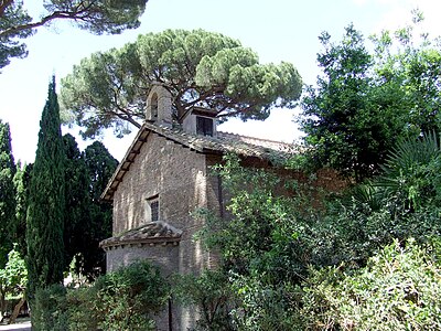 Vista posterior da igreja, a partir da Villa Celimontana.