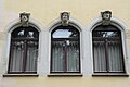 Dreiteiliges Fensterband mit Köpfen auf den Schlusssteinen der Bögen, Villa Rothermundt, Dresden