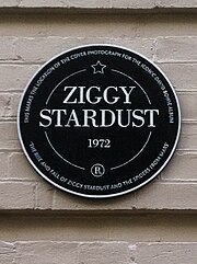 Черная табличка с белой надписью «Ziggy Stardust».