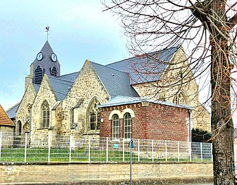 Église Saint-Quentin (vue depuis la place du 11 novembre 1918).