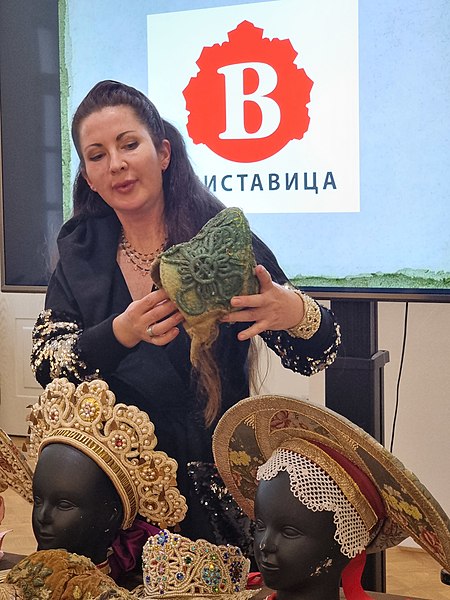 Владлена Гринблат представляет уборы из коллекции музея Блиставица