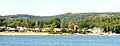 Lac de Guerlédan (Caurel) : le complexe touristique et la plage de Beau-Rivage vus depuis le lac.