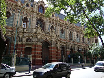 Façade sur la rue Riobamba.