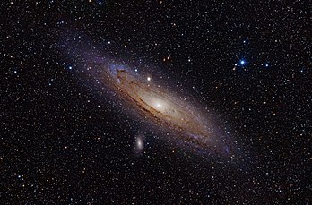 La galaxie d'Andromède est l’un des rares corps célestes situés à l’extérieur de notre propre galaxie pouvant être vus à l’œil nu. Cette galaxie spirale doit son nom à la constellation dans laquelle elle est angulairement située. (définition réelle 3 000 × 1 971)