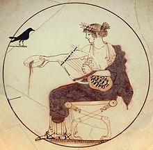Den greske guden Apollon framstilt på en attisk kylix (drikkeskål) fra ca. 460 f.kr. iført rød himation over en hvit peplos. Han har ellers laurbær- eller myrtekrans, sandaler og lyre (kithara) og sitter på en diphros med løveføtter.