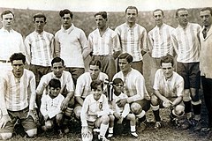 Orlandini (v horní řadě druhý zprava) spolu s argentinskou reprezentací před zápasem s Peru na Mistrovství Jižní Ameriky 1929