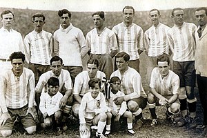 אוואריסטו (מקדימה, ראשון מימין) עם נבחרת ארגנטינה