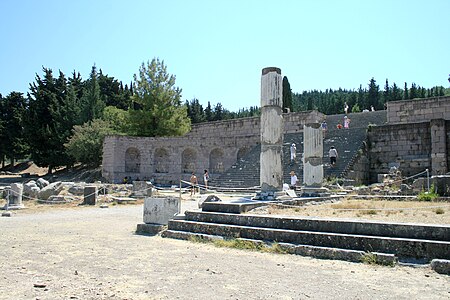 Escuela de Medicina de Hipócrates. Izquierda: "Altar de Asclepio" (acordonado). Derecha: "Templo de Aslepio".