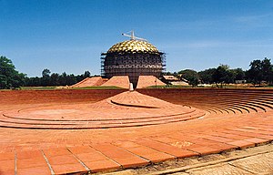 Le Matrimandir, dôme d'Auroville, en construction