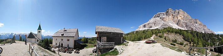 panorama s poutním kostelem