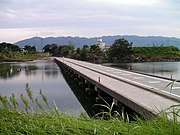 弁天橋潜水橋（徳島県・鮎喰川、2009） - 歩道と車道が分離。