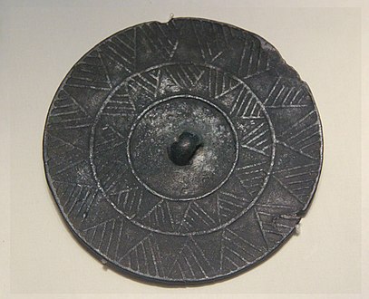 Pour comparaison : Miroir en bronze de type « steppique ». Chine, Culture de Qijia (?) 2200-1600 AEC[N 1]