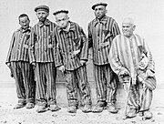 Xudeus con discapacidade en Buchenwald en 1938. Vestían triángulos negros sobre triángulos amarelos, marcándoos como xudeus "asociais".